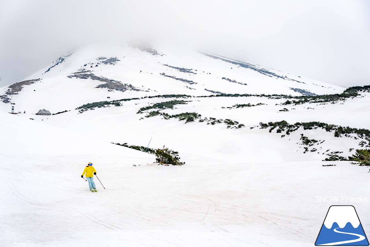 大雪山旭岳ロープウェイ｜北海道最高峰「旭岳」で、ひと足先に滑り納め…。2024-2025シーズンも SNOW Freaks をご覧くださり、どうもありがとうございました！